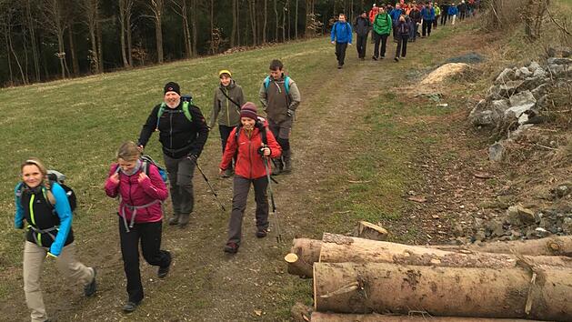 Wer dieses Training schafft, meistert auch den Frankenwald-Wandermarathon. 120 Teilnehmer gingen beim Bootcamp an den Start, unter ihnen Edgar Friedmann und BR-Redakteurin Dagmar Besand aus Kulmbach. Die 35-Kilometer-Tour war sehr anspruchsvoll und f&uuml;hrte durch reizvolle Landschaften. Foto: Markus Frank
