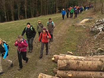 Wer dieses Training schafft, meistert auch den Frankenwald-Wandermarathon. 120 Teilnehmer gingen beim Bootcamp an den Start, unter ihnen Edgar Friedmann und BR-Redakteurin Dagmar Besand aus Kulmbach. Die 35-Kilometer-Tour war sehr anspruchsvoll und führte durch reizvolle Landschaften. Foto: Markus Frank