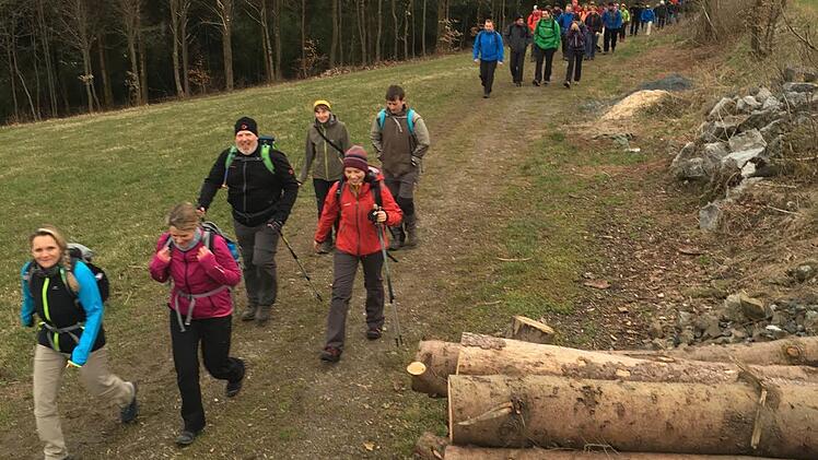 Wer dieses Training schafft, meistert auch den Frankenwald-Wandermarathon. 120 Teilnehmer gingen beim Bootcamp an den Start, unter ihnen Edgar Friedmann und BR-Redakteurin Dagmar Besand aus Kulmbach. Die 35-Kilometer-Tour war sehr anspruchsvoll und führte durch reizvolle Landschaften. Foto: Markus Frank