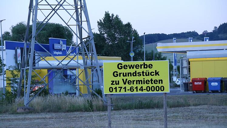 Die Stadt Haßfurt setzt weiter auf Gewerbeansiedlungen. Derzeit besteht im Gewerbegebiet Ost die Gelegenheit dazu, wie dieses und weitere Schilder dokumentieren. Die geplante Erschließungsstraße Richtung Prappach soll das Areal noch attraktiver machen.  Foto: Klaus Schmitt