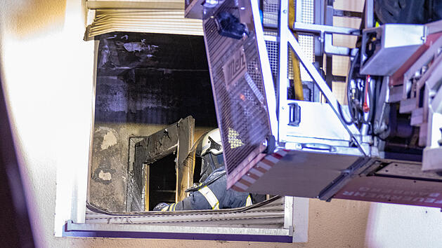 Leichtsinn f&uuml;hrt zu Brand - Feuerwehr rettet Teenager von Balkon