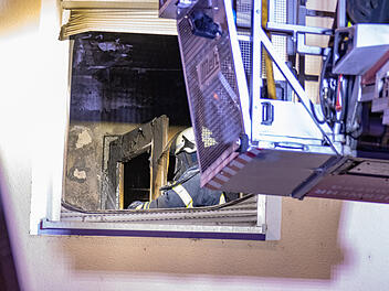 Leichtsinn f&uuml;hrt zu Brand - Feuerwehr rettet Teenager von Balkon