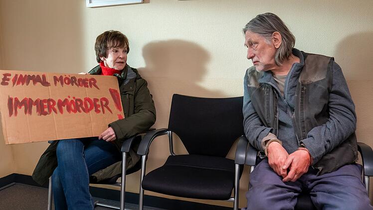 Karin Lossow (Katrin Sass) wei&szlig;, wie es ist, ausgegrenzt zu werden. Hilft ihr das dabei, Mario Kachel (Wolfgang Michael) auf den Zahn zu f&uuml;hlen?