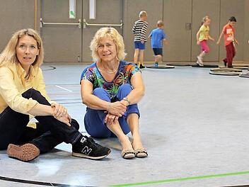 Christine Steigmeier (links) und Andrea Foth unterrichten Sport an der Sinnberg Grundschule Bad Kissingen. Fotos: Benedikt Borst