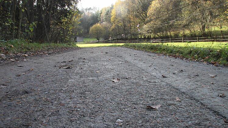 Die erhöhten Straßenränder wirken wie eine Begrenzung, das Wasser kann so die Straße hinunter stürzen.