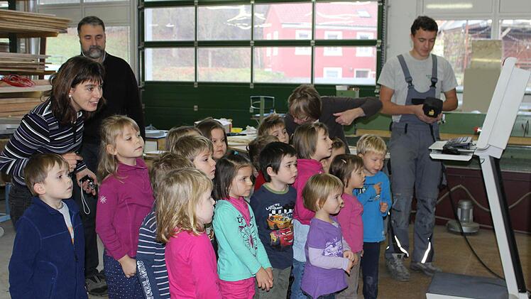 Gespannt beobachten die Kinder, was im so genannten Bearbeitungszentrum passiert. Im Hintergrund: Manfred Finger und Sohnemann Fabian. Foto: Nina Grötsch