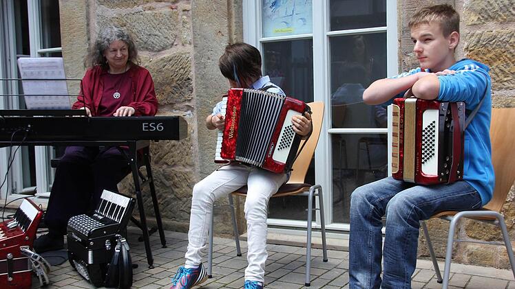 Karin Meyer-Jungclaussen mit ihren Schützlingen Isabell Andritschke und Georg Müller (von links).Foto: Ralf Kestel