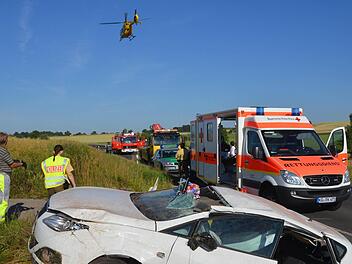 Mit Verdacht auf Rückenverletzungen wurde die 21-jährige Unfallverursacherin aus ihrem Seat geschnitten und mit dem Hubschauber in eine Würzburger Klinik geflogen. Fotos: Peter Rauch