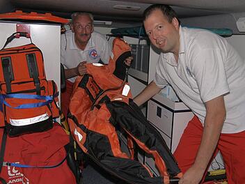 "Da wird man nicht einmal mehr nass", sagt Udo Bähr (links) über die neuen Anzüge, mit denen die Mitglieder der Wasserwacht (rechts: Sebastian Scholz) bei Rettungseinsätzen ins Wasser steigen. Foto: Berthold Köhler