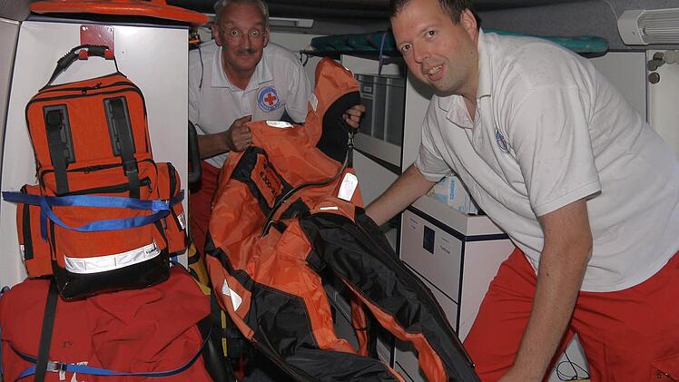 "Da wird man nicht einmal mehr nass", sagt Udo Bähr (links) über die neuen Anzüge, mit denen die Mitglieder der Wasserwacht (rechts: Sebastian Scholz) bei Rettungseinsätzen ins Wasser steigen. Foto: Berthold Köhler