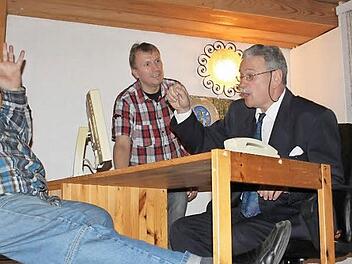 "Verschwinden Sie!", raunzt Personalchef Metze (Wolfgang Gunzelmann, Zweiter von rechts) den sichtlich erschrockenen Langzeitarbeitslosen Harald Willnich (Manfred Ramming, links) an. Yvonne (rechts) und Ingo Slezak von der Theatergruppe "Die Zeitbeschleuniger" schauen ihren Schauspielkollegen bei den Proben über die Schulter. Foto: Stephan Stöckel