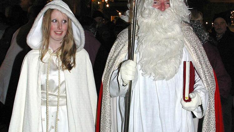Unterstützt vom erfahrenen Nikolaus (Günther Dünisch) hatte das neue Seßlacher Christkind Magdalena Autsch am Samstag den ersten Auftritt.