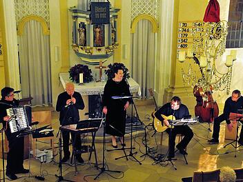 Das Ensemble Klez'amore mit (von links) Konrad Zellmer und Ernst-Martin Eras sowie (von rechts) Stefan Kraneburg, Armin Höfig und Ann-Kathrin Schneider gastierte in der Kulmbacher Spitalkirche. Foto: Stephan Herbert Fuchs
