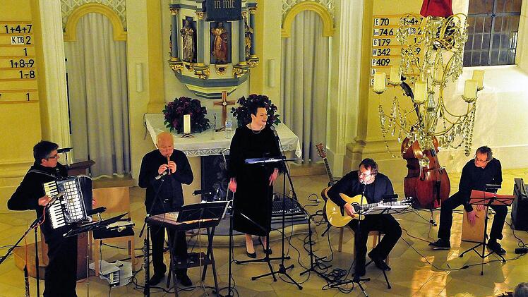 Das Ensemble Klez'amore mit (von links) Konrad Zellmer und Ernst-Martin Eras sowie (von rechts) Stefan Kraneburg, Armin Höfig und Ann-Kathrin Schneider gastierte in der Kulmbacher Spitalkirche. Foto: Stephan Herbert Fuchs