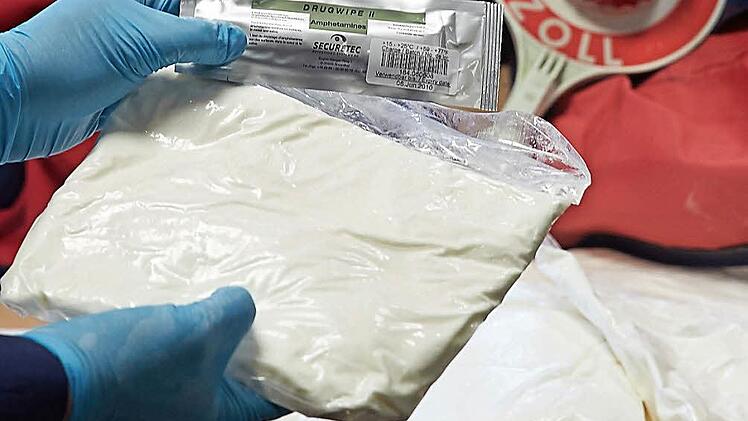 Weil sie die Droge Crystal Speed (Bild) konsumierten und mitunter auch Handel trieben, müssen nun drei junge Menschen ins Gefängnis beziehungsweise in eine Entzugsklinik.  Foto: Thomas Frey/dpa
