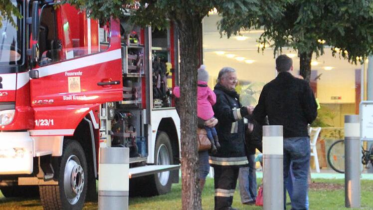 Eine große Feuerwehrleiter vor dem Krankenhaus ermöglichte windige Höhenflüge und der Besuch eines echtes Krankenwagens stellte die Arbeit im Rettungsdienst vor. Foto: Mariell Dörrschmidt