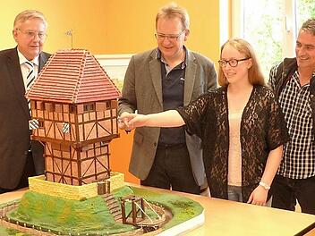 Beeindruckendes Burgmodell (v. l.): Hans Siegmeth, Bernd Rebhan, Sophia Schirmer, Christian Wich und Roland Graf. Foto: Gerd Fleischmann