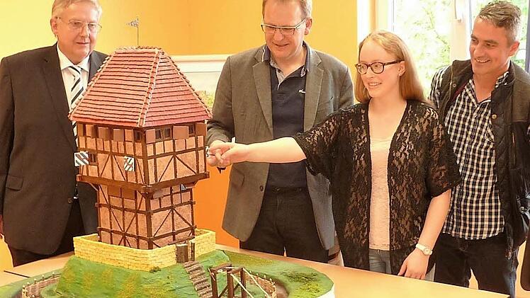 Beeindruckendes Burgmodell (v. l.): Hans Siegmeth, Bernd Rebhan, Sophia Schirmer, Christian Wich und Roland Graf. Foto: Gerd Fleischmann