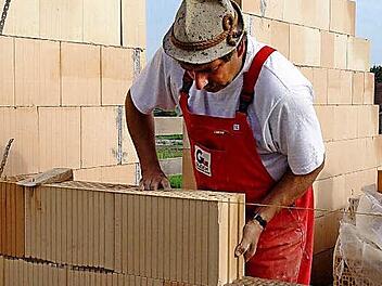 Im Baugewerbe wurde im August deutlich mehr Personal nachgefragt. Symbolfoto: Archiv