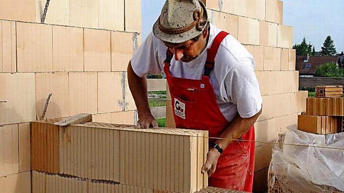 Im Baugewerbe wurde im August deutlich mehr Personal nachgefragt. Symbolfoto: Archiv
