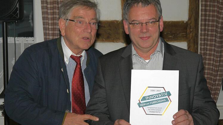 Das ist das Ding: Thomas Goppel und Oskar Döllinger mit dem Siegel "Innovativ durch Forschung".