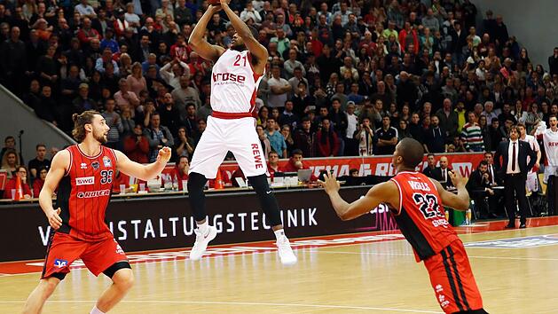 Darius Miller (mit Ball) verl&auml;dt Marco V&ouml;ller (l.), steigt an der Freiwurflinie hoch und trifft zum Sieg. Foto: Daniel L&ouml;b