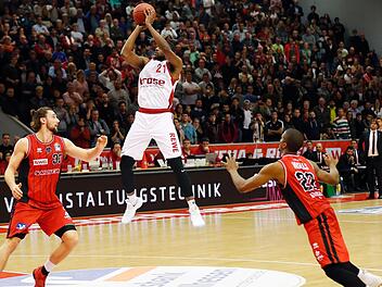 Darius Miller (mit Ball) verlädt Marco Völler (l.), steigt an der Freiwurflinie hoch und trifft zum Sieg. Foto: Daniel Löb