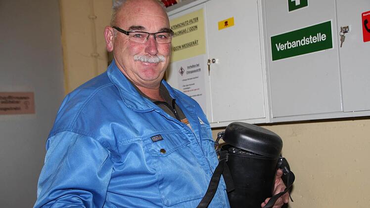 Am Eingang hängt sie gleich, die Gasmaske für Wassermeister Hubert Breitenbach. Foto: Ulrike Müller