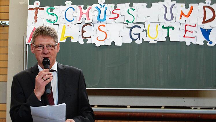 Wolfgang Halbig (65) bei seinen Abschiedsworten an die Schulfamilie. Foto: Sigismund von Dobschütz