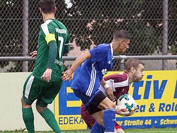 Yasin &Ouml;zuzun (Mitte) vom SC Schwabach kommt zu sp&auml;t, der Neudrossenfelder Torwart Tobias Gr&uuml;ner hat den Ball bereits sicher. Links Steffen Taubenreuther vom TSV  Foto: Dirk Meier