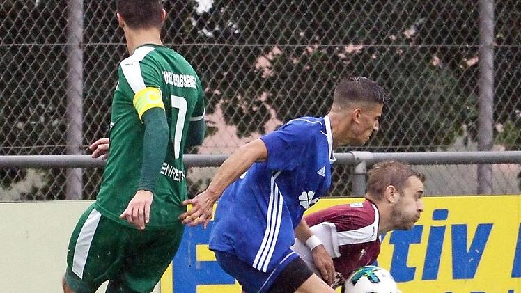 Yasin &Ouml;zuzun (Mitte) vom SC Schwabach kommt zu sp&auml;t, der Neudrossenfelder Torwart Tobias Gr&uuml;ner hat den Ball bereits sicher. Links Steffen Taubenreuther vom TSV  Foto: Dirk Meier