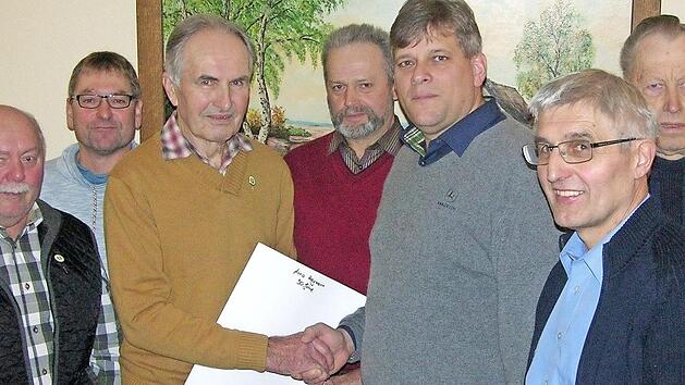 Ehrung f&uuml;r langj&auml;hrigen Einsatz (von links): Harry Rei&szlig;enweber, Matthias Kempf, Arno Heymann, Siegfried Bauer, Martin Flohrsch&uuml;tz, Hans-J&uuml;rgen Rebelein und Gerhard Stammberger  Foto: Klaus Oelzner
