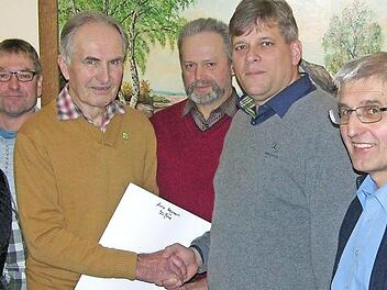 Ehrung für langjährigen Einsatz (von links): Harry Reißenweber, Matthias Kempf, Arno Heymann, Siegfried Bauer, Martin Flohrschütz, Hans-Jürgen Rebelein und Gerhard Stammberger  Foto: Klaus Oelzner