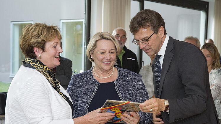 Bürgermeisterin Brigitte Meyerdierks (links) gratulierte . Geschäftsführerin Stefanie Hündgen und Franz Graf von Harnoncourt, Geschäftsführer Malteser Deutschland gGmbH und der Klinik von Weckbecker. Foto: Friedmann Rieker