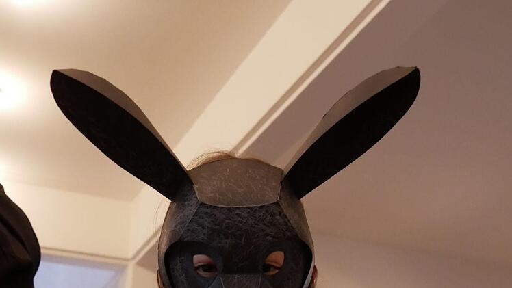 Maresa (8 Jahre) aus Coburg-Beiersdorf hat die Feldermaus-Maske  ins Herz geschlossen. Das wird ihre Halloween-Maske sein.