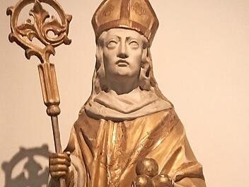 Weihnachtliche Ausstellungsst&uuml;cke sowie die Sonderausstellung "Bals + Bals" gibt es noch bis zum 6. Januar im Hennberg-Museum zu sehen. Foto: Nicolas Zenzen