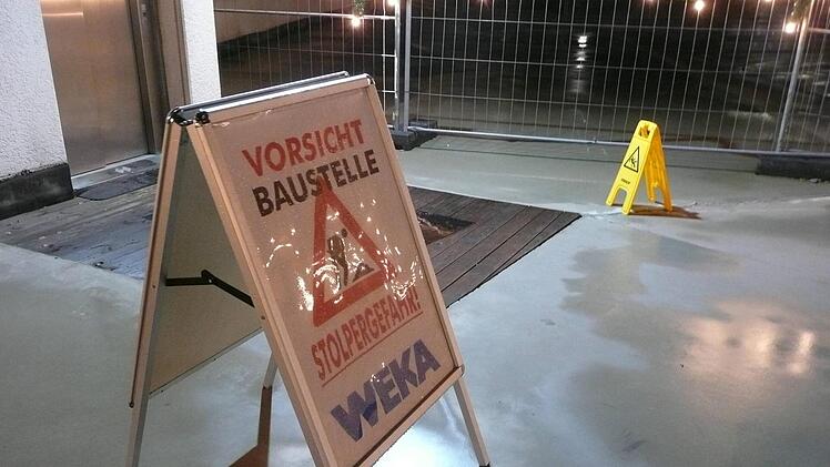 Das Parkdeck ist abgesperrt. Die Wege zum Aufzug ins Kaufhaus, zur Haushaltswaren-Abteilung und zum Kino sind markiert.