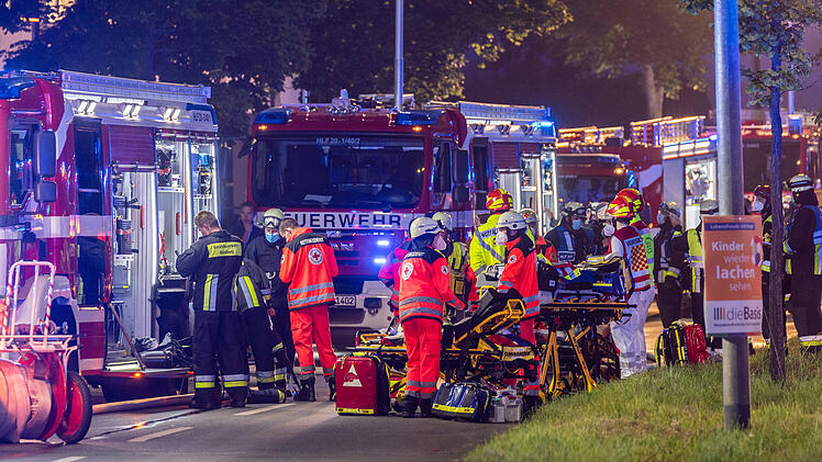 Großeinsatz in Nürnberg: Wohnung durch Feuer völlig zerstört - mehrere Verletzte