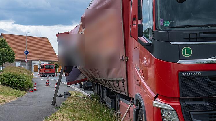 Burghaslach: Lkw verunglückt mit 24 Tonnen Eistee - Straße blockiert