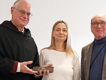 Die Deutsche Stiftung Denkmalschutz ist einer der großen Förderer der Kirchensanierung. Ortskurator Martin Kuchler (rechts) und Tanja Smith von der Glücksspirale überreichten eine Spendenplakette an Pfarrer P. Markus Reis.