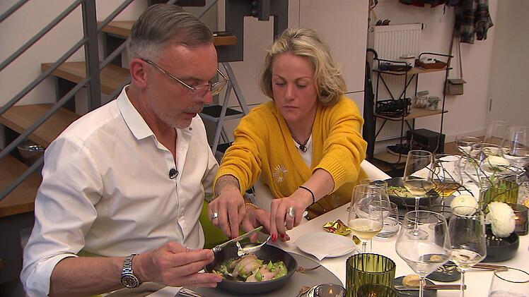 Shirin schmeckt der rohe Fisch nicht - sehr zur Freude von Tobi.