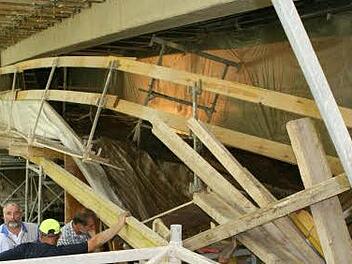 Begutachtung der Unglücksstelle: Die Holzkonstruktion des Gerüsts unterhalb der Itzbrücke hielt nicht stand und riss fünf Bauarbeiter drei bis vier Meter in die Tiefe. Foto: Christian Lehmann