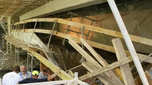 Begutachtung der Unglücksstelle: Die Holzkonstruktion des Gerüsts unterhalb der Itzbrücke hielt nicht stand und riss fünf Bauarbeiter drei bis vier Meter in die Tiefe. Foto: Christian Lehmann