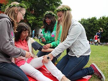 Wenigstens einmal ließ sich mit Barbara Lukat eine Lehrerin von den Schülersanitäterinnen Stefanie Simon (links), Melanie Keßler (mitte) und Jacqueline Heinz (rechts) behandeln - wenn auch nur zu Demonstrationszwecken. Foto: Heike Beudert