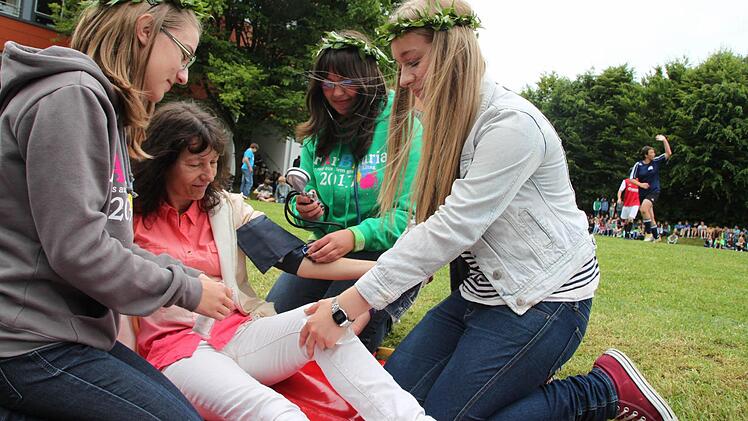 Wenigstens einmal ließ sich mit Barbara Lukat eine Lehrerin von den Schülersanitäterinnen Stefanie Simon (links), Melanie Keßler (mitte) und Jacqueline Heinz (rechts) behandeln - wenn auch nur zu Demonstrationszwecken. Foto: Heike Beudert