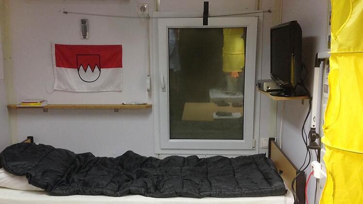Man beachte die Frankenfahne - im Wohncontainer mit Fernseher, Internetanschluss, Dusche und WC hat sich Jörg Braun neun Monate lang häuslich eingerichtet.