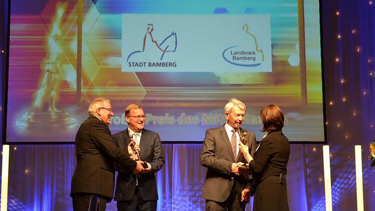 Bei der Preisübergabe: Dr. Helfried Schmidt (Vorstand der Oskar-Patzelt-Stiftung, von links), Oberbürgermeister Andreas Starke, Landrat Johann Kalb und Petra Träger (Vorstand der Oskar-Patzelt-Stiftung).  Fotos: Landratsamt