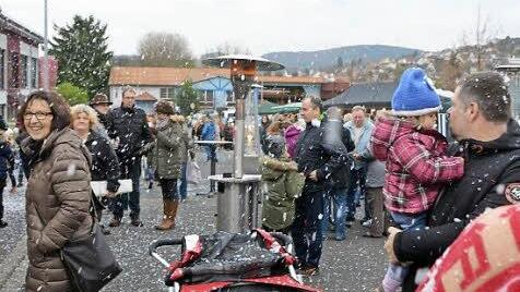 Eine Schneekanone sorgte für Stimmung. Foto: Peter rauch