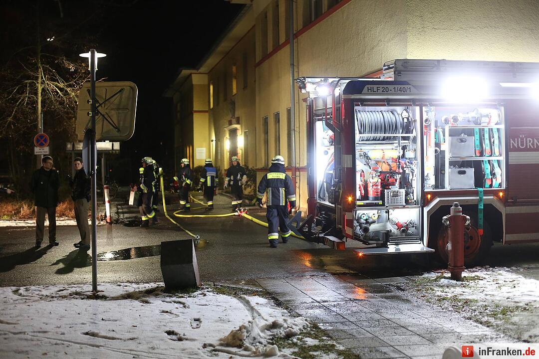 Bett fing im Klinikum Feuer - Großeinsatz der Rettungskräfte in Nürnberg-Nord