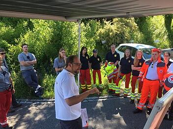 Einsatzbesprechung am Sonntagmorgen in Coburg: Daniel Lorz erklärt den insgesamt neun Rettungshundeteams, wo sie nach der vermissten Frau suchen sollen. Aufgrund der hohen Temperaturen, die erneut zu erwarten waren, drängte die Zeit. Fotos: privat